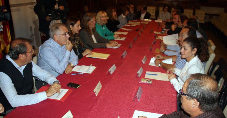 Un instant de la reunió de la Comissió de seguiment del conveni marc per a la planificació i ordenació de les campanyes agrícoles de temporada, presidida per la subdelegada del govern de l'Estat a Lleida, Inma Manso. Imatge del 10 de novembre del 2015.