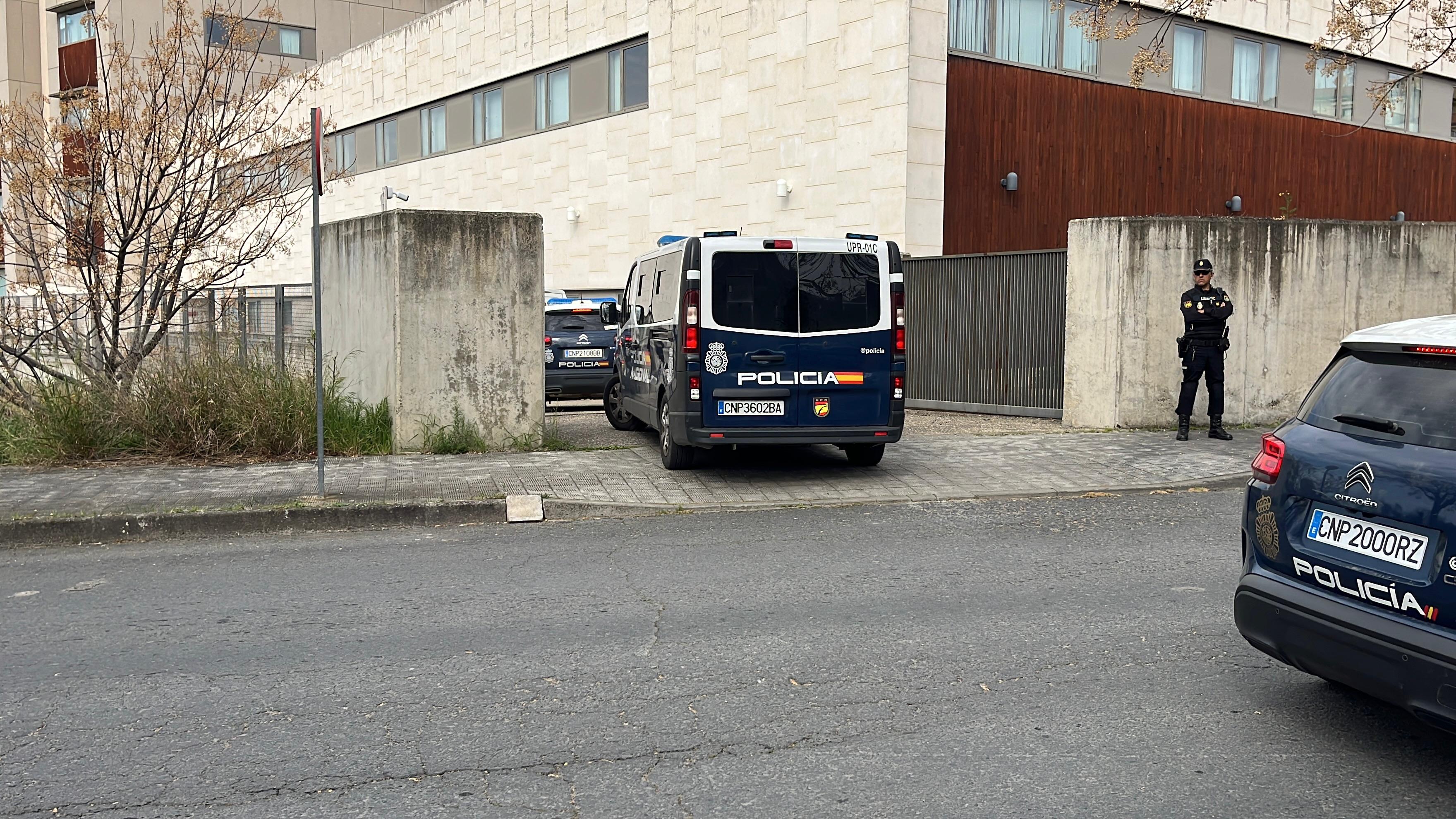 Los detenidos por el tiroteo del 20 de marzo entran en los juzgados en furgones policiales