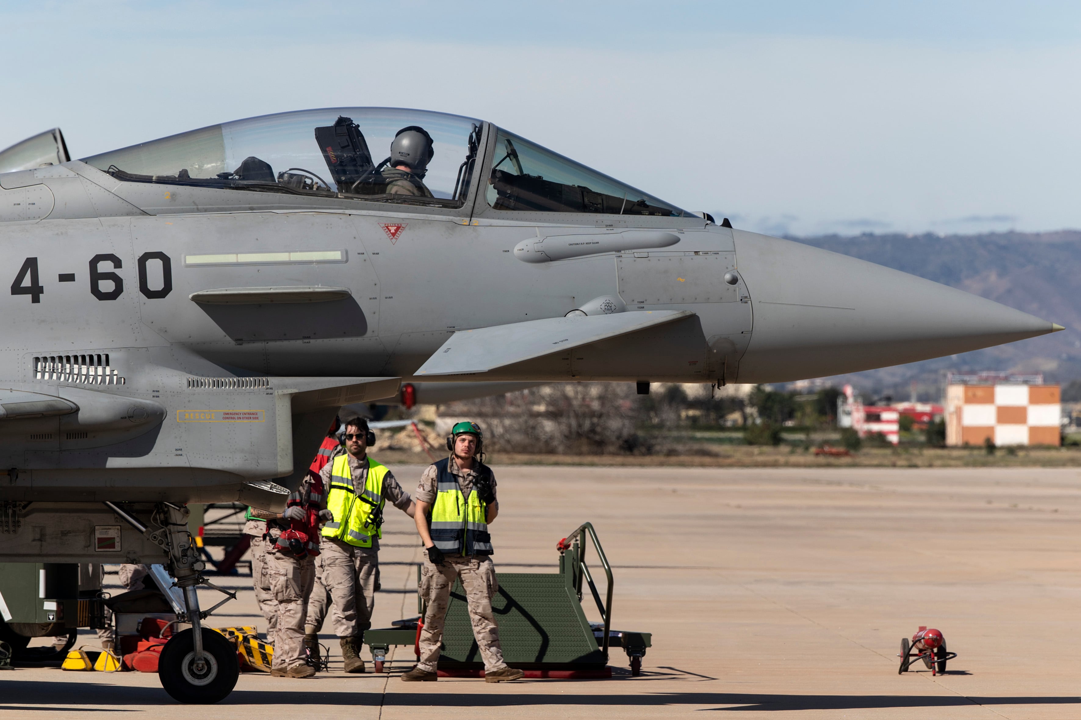 GRAFAND8840. MÁLAGA, 13/02/2024.- Militares junto a uno de los aviones Eurofighter C.16 en la base aérea de Málaga en el marco de la operación &#039;Eagle Eye&#039;, organizada por el Mando Operativo Aéreo (MOA) del Ejército que integra las capacidades del Ejército del Aire y del Espacio, el Ejército de Tierra y la Armada, con el objetivo de mejorar la respuesta militar ante posibles ataques, y que desplegará en la costa de Málaga, Granada y el mar de Alborán cerca de 2.000 efectivos hasta el próximo viernes. EFE/Daniel Pérez
