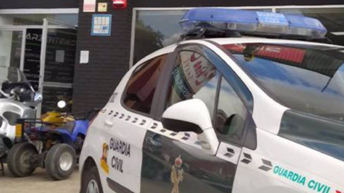 Detenidos dos vecinos de Torredonjimeno por robar en una tienda de motos