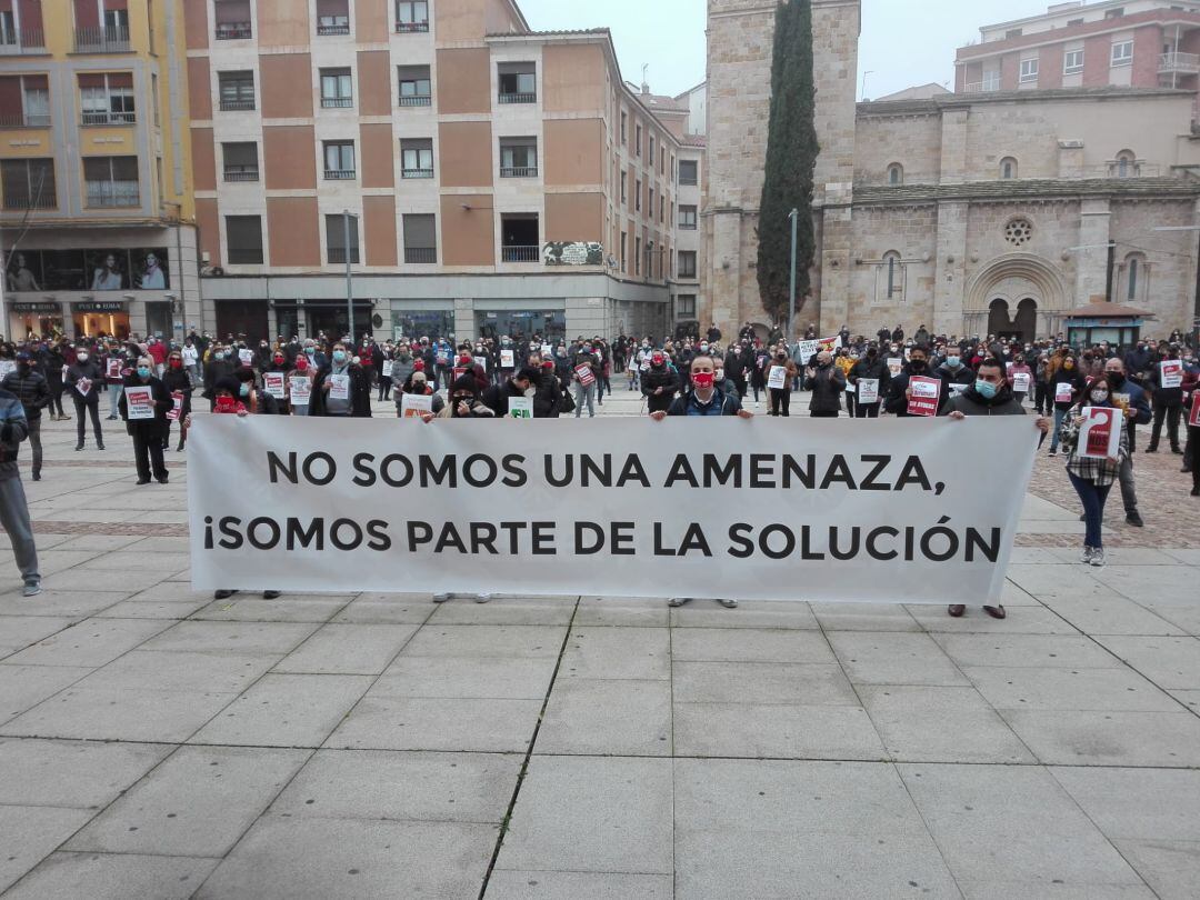 Concetración de los hosteleros en la Plaza de la Constitución de Zamora