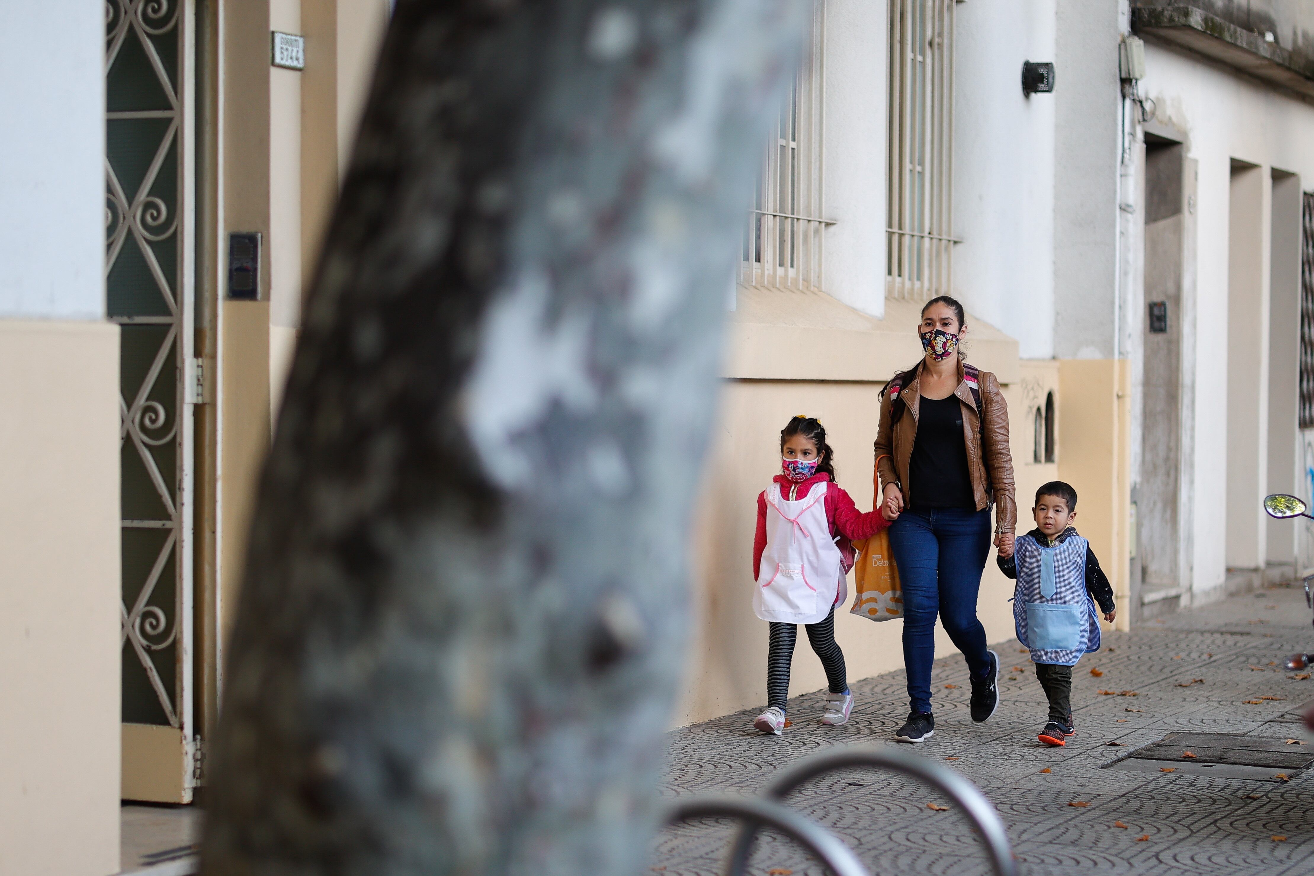 Niños yendo al colegio
