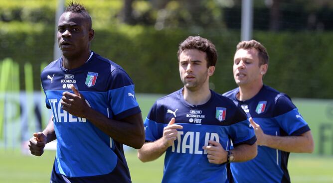 Balotelli, Cassano y Rossi corren durante la preparación de la selección italiana.