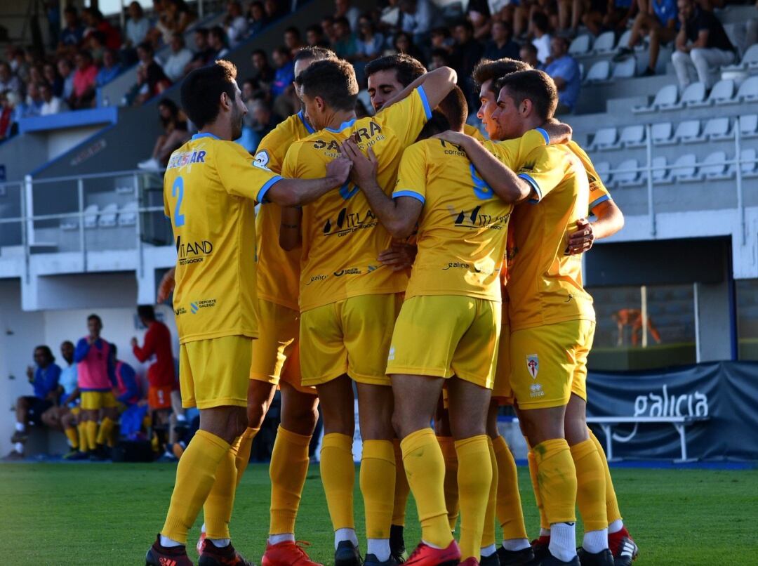 Los jugadores del Compos celebran un gol marcado al Ourense CF en la final de la Copa RFEF