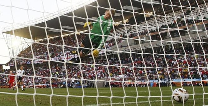 Neuer ve cómo el balón sobrepasa la línea de gol.