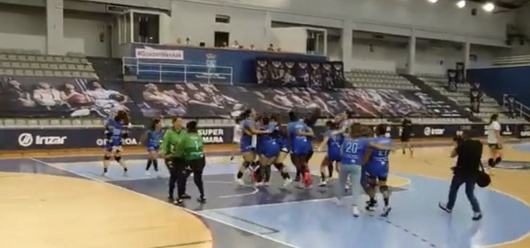 Las jugadoras del Bera Bera celebran su séptimo titulo liguero