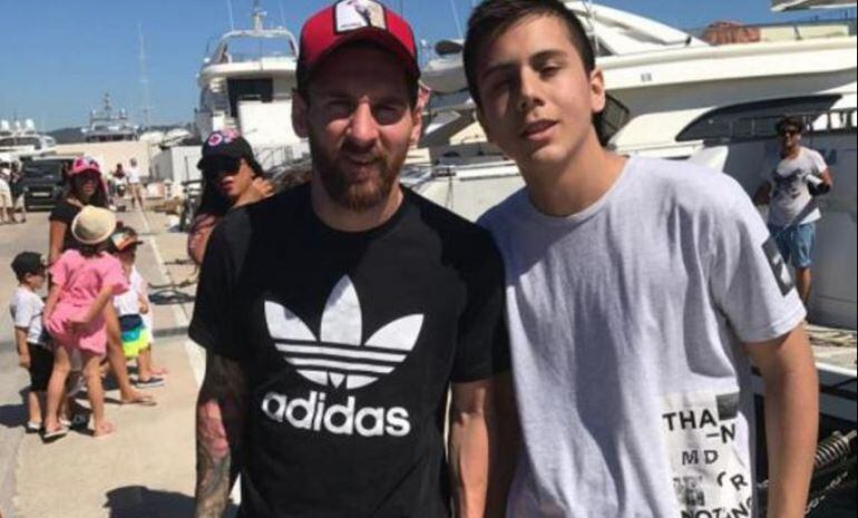 Leo Messi, con un aficionado en Ibiza.