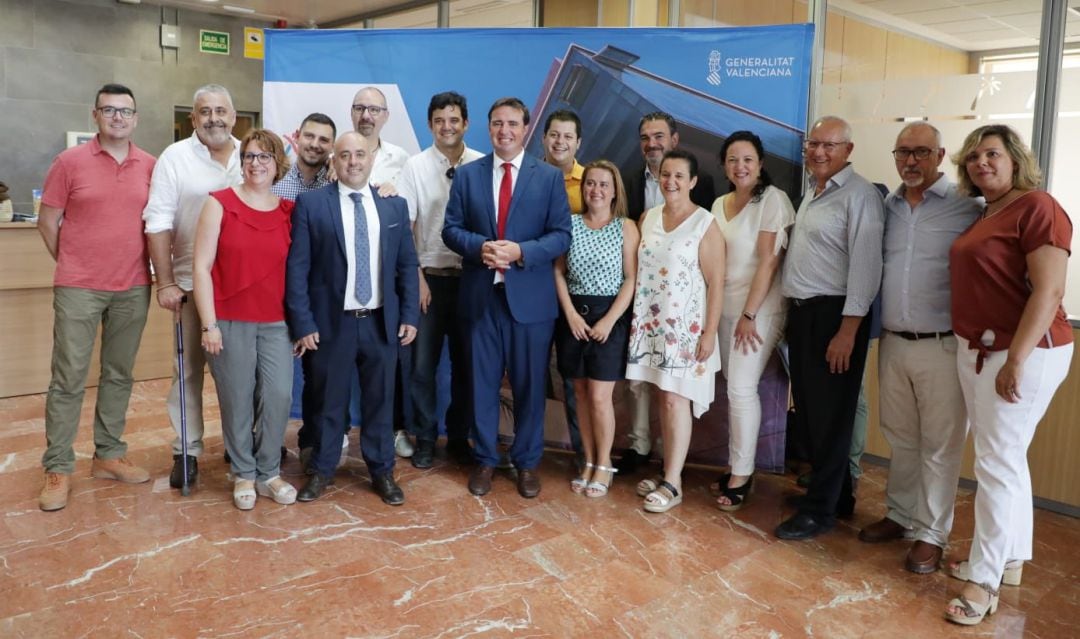 Herick Campos, director general de Turismo de la GVA en el centro y con corbata roja