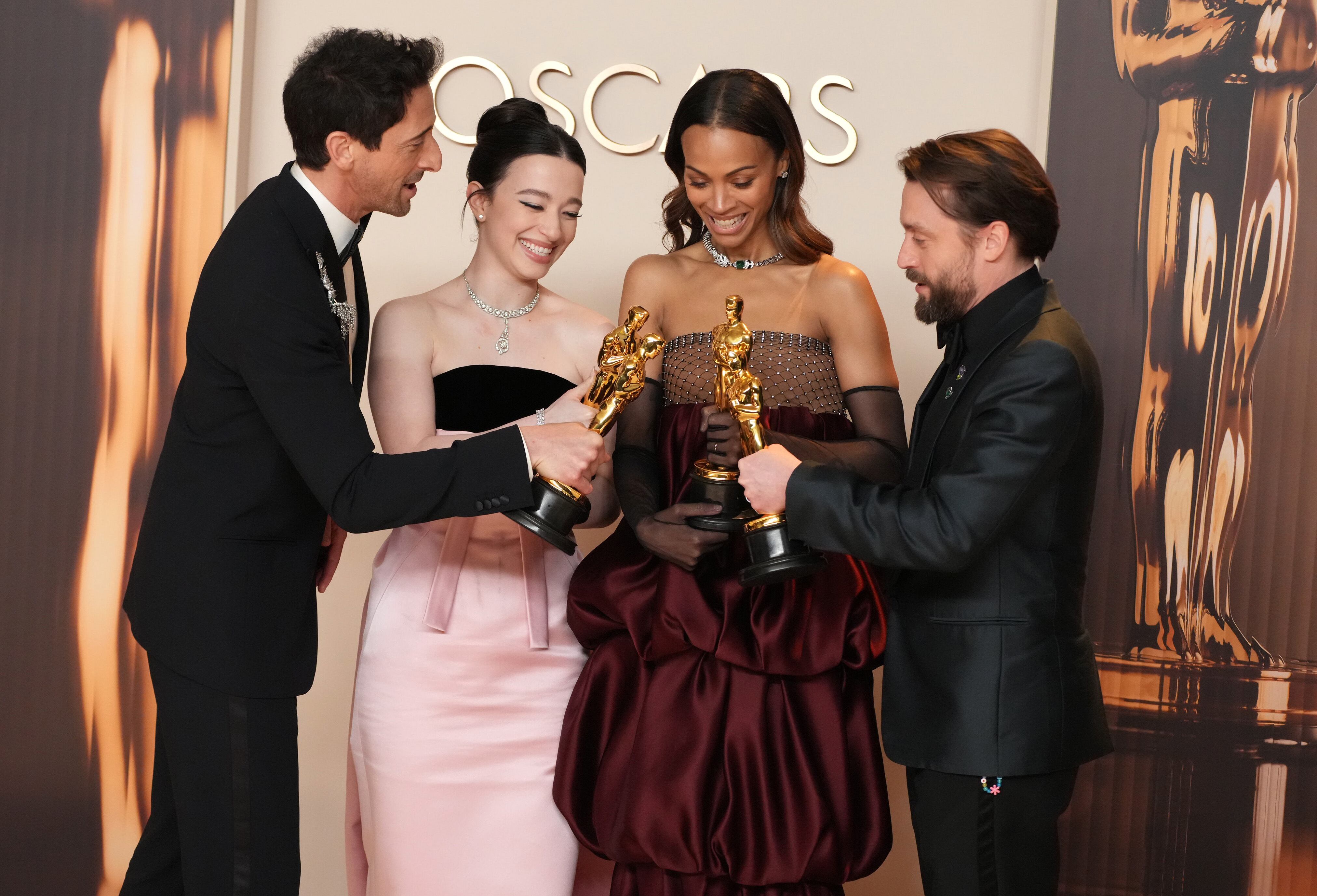 Adrien Brody, Mikey Madison, Zoe Saldaña y Kieran Culkin con sus respectivos premios.