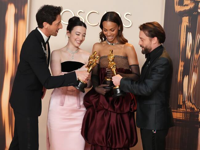 Adrien Brody, Mikey Madison, Zoe Saldaña y Kieran Culkin con sus respectivos premios.