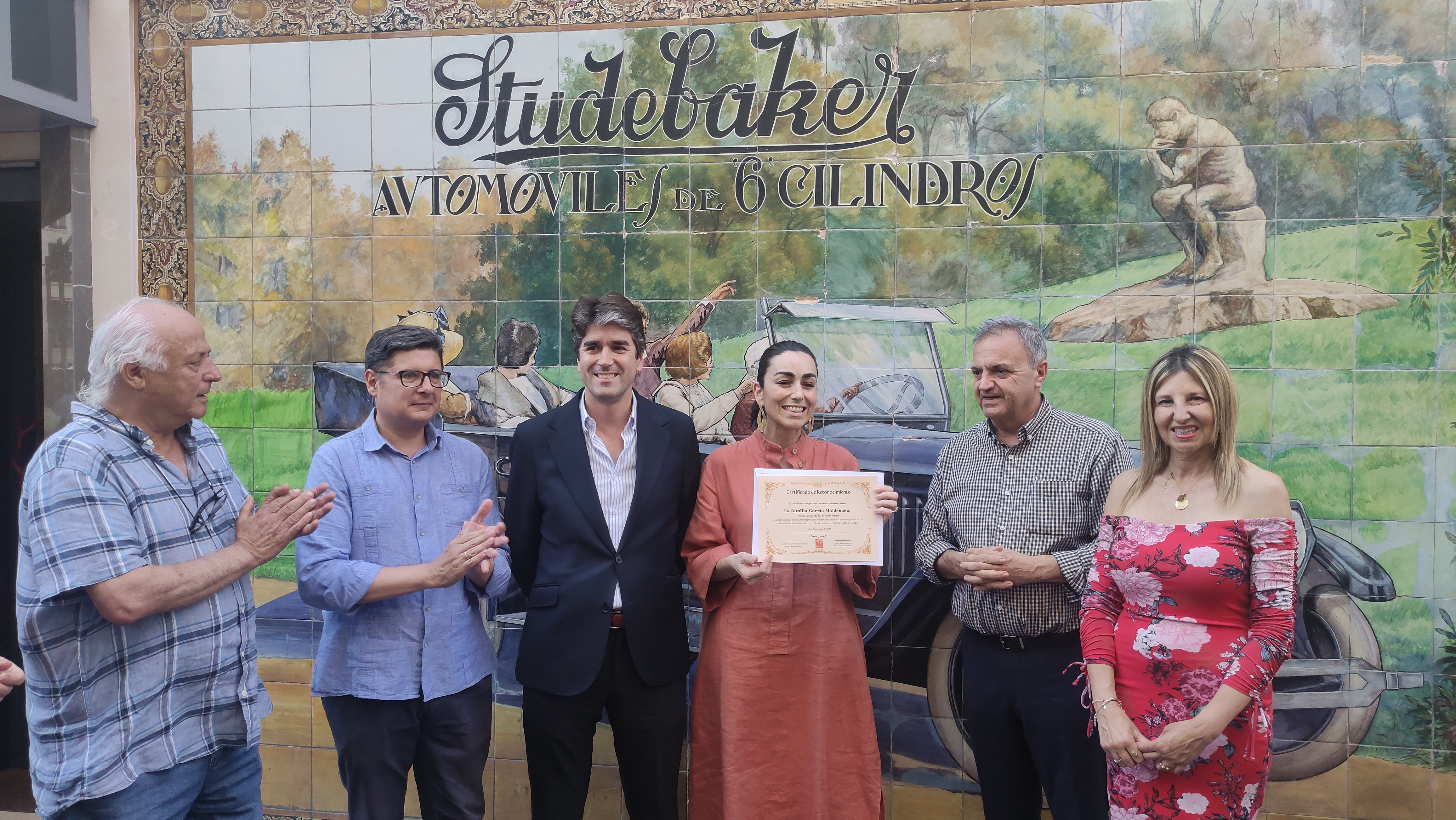 Foto de familia ante el popular mural publicitario de la calle Tetuán