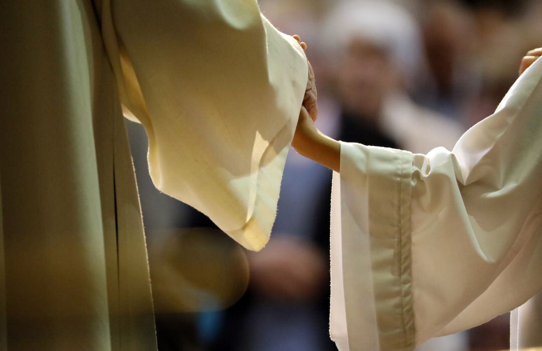 Imagen de archivo de un sacerdote junto a un menor