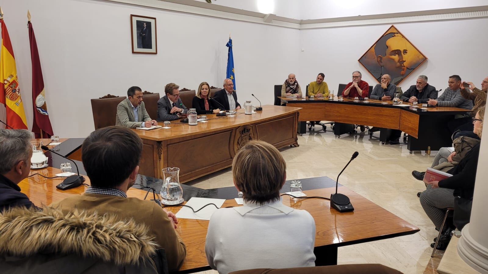 Momento de la reunión entre el conseller Sanidad y la Xarxa d&#039;Alcaldes Marina Alta, en el salón de plenos del ayuntamiento de Dénia.