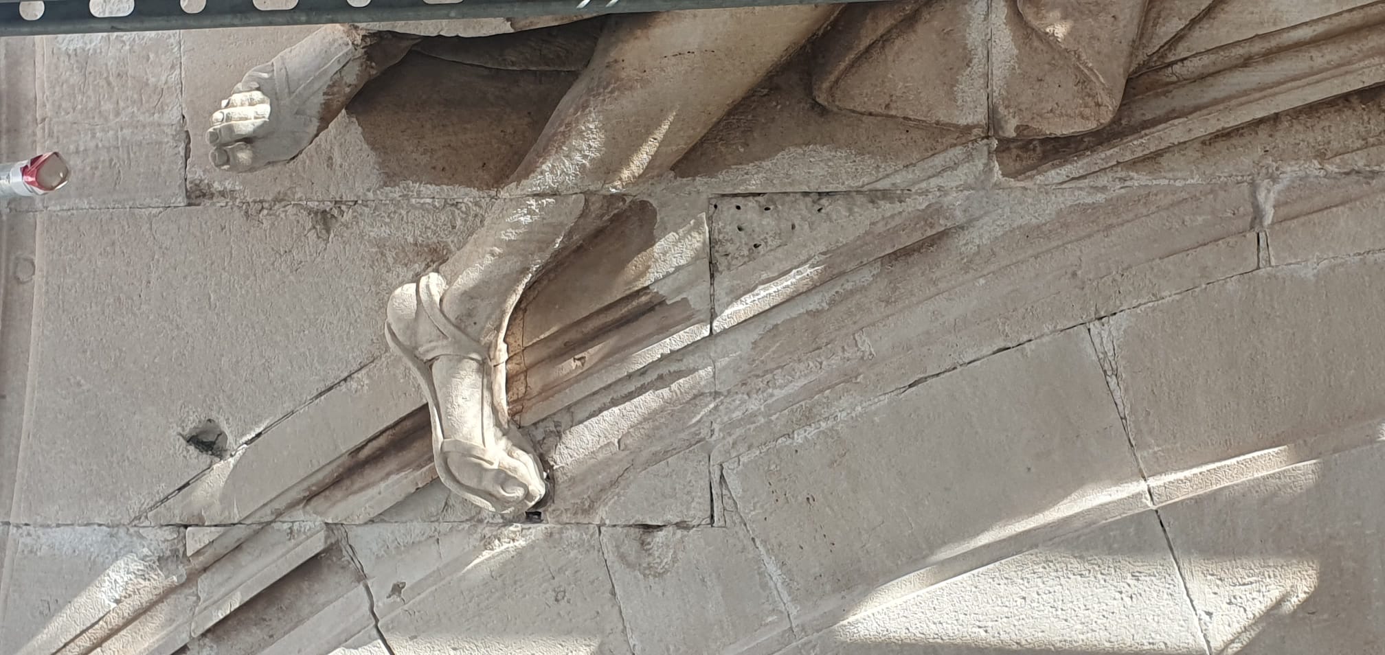 Detalle de la escultura del ángel que forma parte de la fachada de la catedral de Murcia.