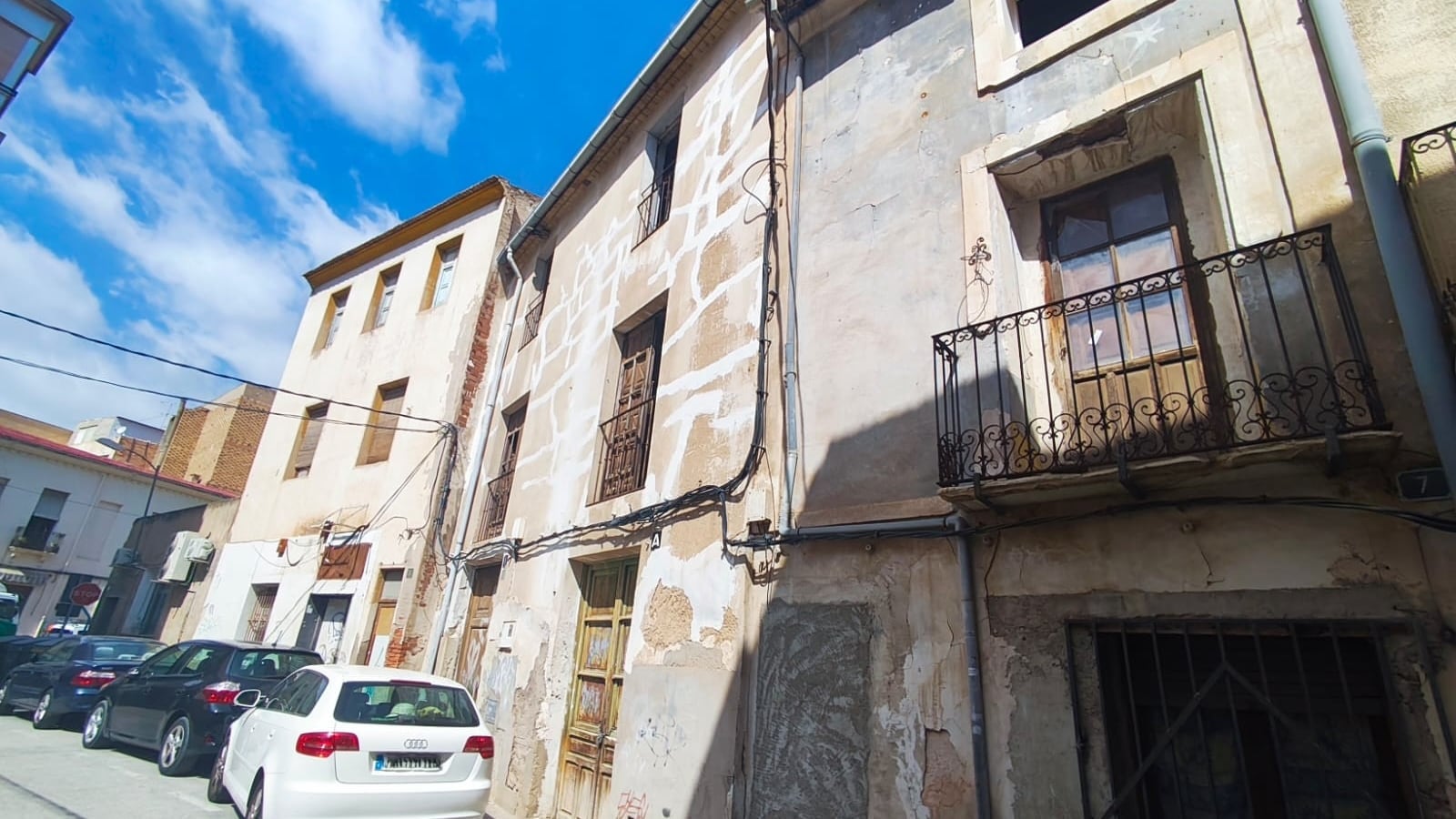 Los tres inmuebles se sitúan en la calle Junta d’Aigües