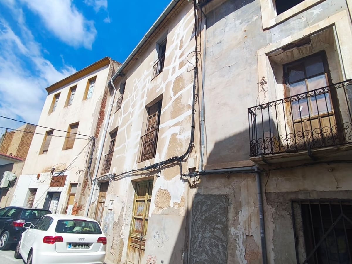 Novelda inicia los trámites para derribar tres inmuebles y ampliar la Plaça del País Valencià