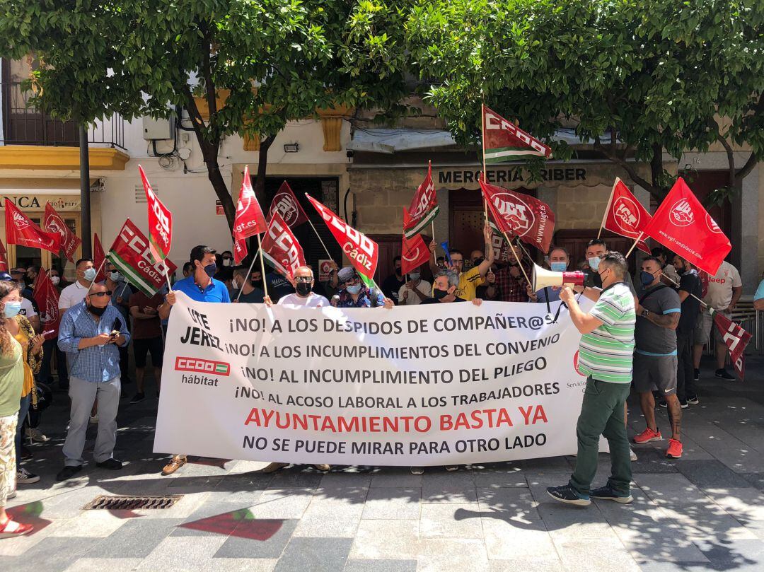 Protesta de este martes a las puertas del Ayuntamiento de Jerez 