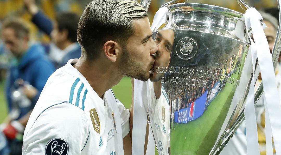 Theo Hernández, con el trofeo de la Champions League.