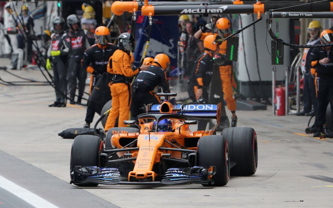 Fernando Alonso durante una de las paradas en boxes en el Gran Premio de Brasil