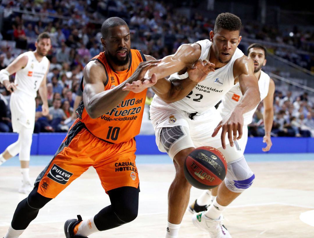 GRAF5805. MADRID, El ala-pívot estadounidense del Valencia Basket, Will Thomas (i), ante el pívot caboverdiano del Real Madrid, Walter Tavares (d), durante el partido aplazado de la penúltima jornada de la fase regular de la Liga ACB disputado hoy en el WiZink Center de Madrid. EFE, Javier López