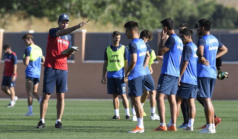 Pellegrino dirige una sesión de entrenamiento durante esta pretemporada.