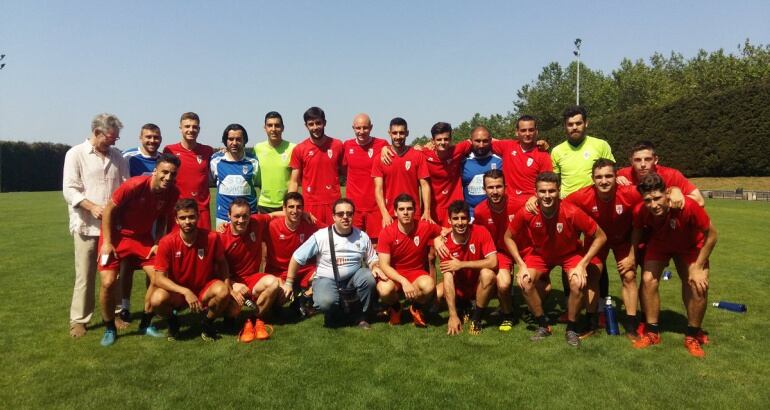 La plantilla posó al término del entrenamiento con Fermín Grillo (abajo en el centro), un aficionado que viajó desde Madrid junto a su familia para el duelo de mañana en San Lázaro