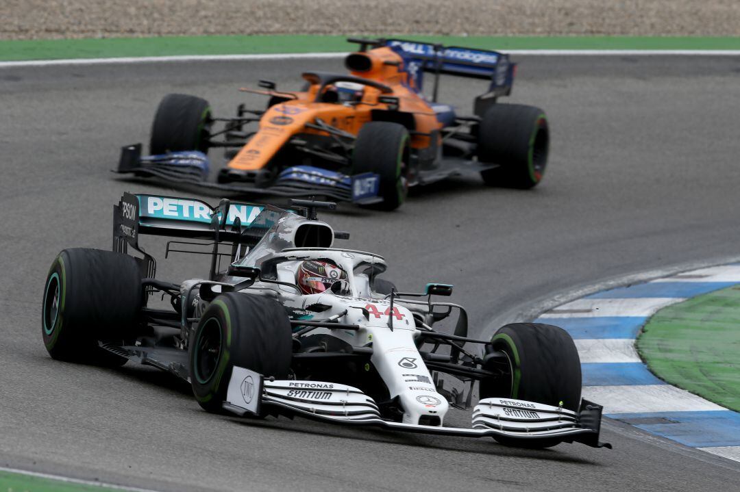 Lewis Hamilton y Carlos Sainz, en un gran premio del Mundial 2019.