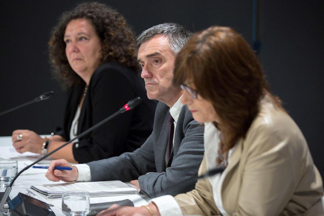 El secretario general de Derechos Humanos, Convivencia y Cooperación del Ejecutivo autonómico, Jonan Fernández (c), la viceconsejera de Políticas Sociales, Lide Amilibia (d), y la directora de Víctimas y Derechos Humanos, Mónica Hernando (i), dan a conocer este lunes en rueda de prensa en Vitoria los detalles de un plan de contingencia para la atención humanitaria de migrantes en tránsito.