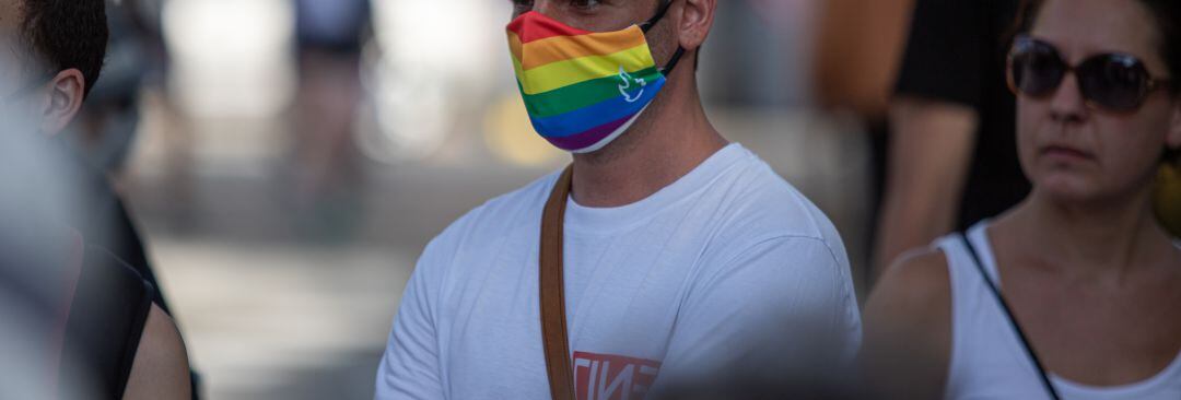 Imagen de archivo de un joven con una mascarilla arcoiris