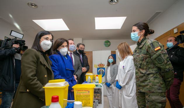 Las ministras de Sanidad y Defensa y el presidente de la región saludan al personal sanitario y militar que participa en la vacunación en Corral