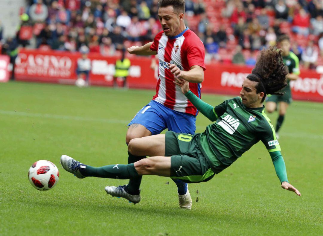 Álvaro Traver trata de zafarse de Cucurella en el partido contra el Éibar.