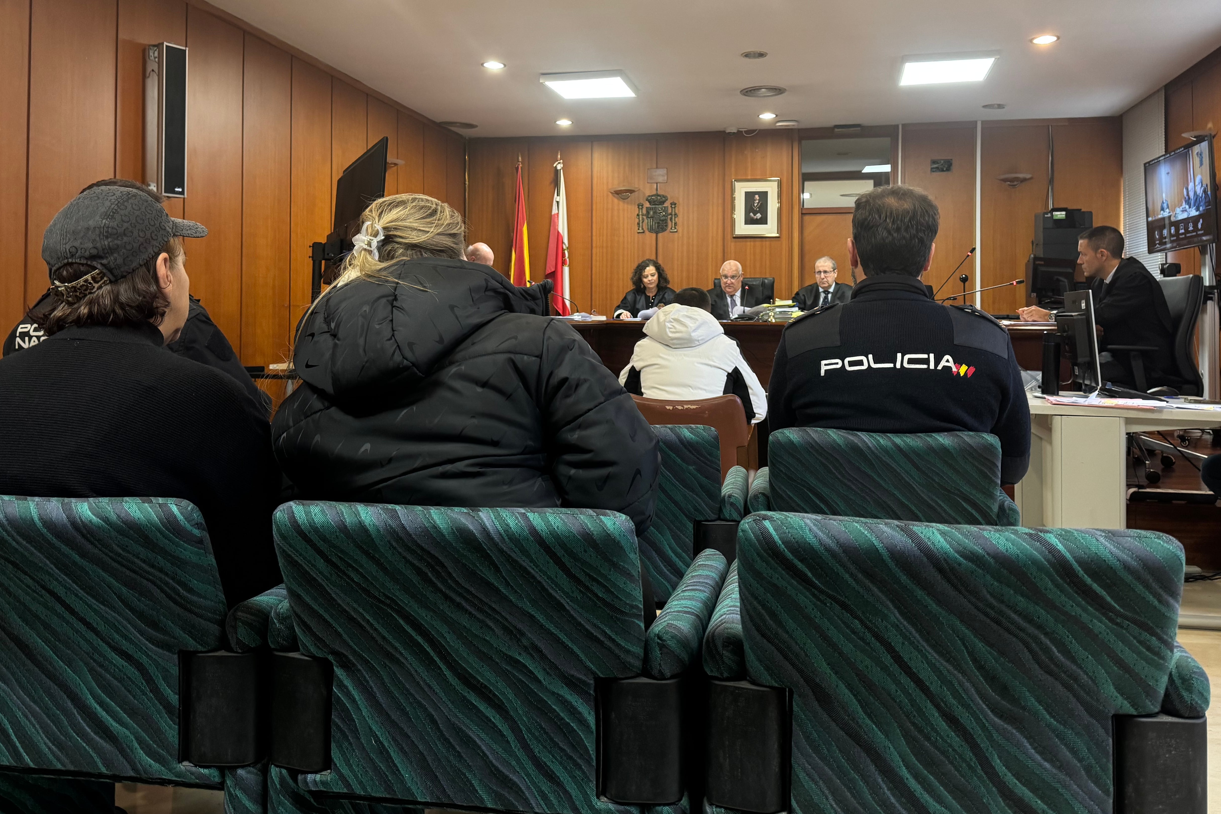 SANTANDER (ESPAÑA), 20/11/2025.- La Audiencia de Cantabria juzga este jueves a un acusado de asesinato en grado de tentativa por acuchillar a un hombre porque estaba hablando con su prima por teléfono, por lo que la Fiscalía pide para él una pena de diez años y medio de prisión. EFE/ Celia Agüero Pereda