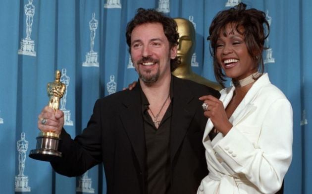 Bruce Springsteen junto a Whitney Houston en 1994 cuando recogió el Oscar a la mejor canción por &#039;Streets of Philadelphia&#039;.