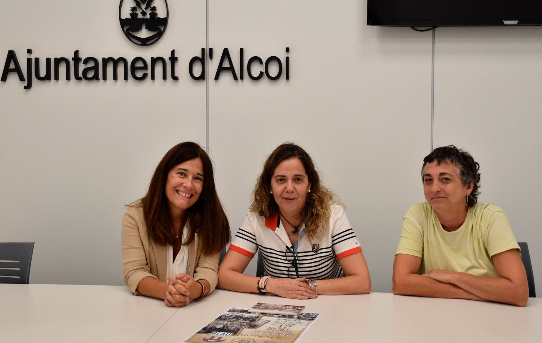 La concejal de Turismo Lorena Zamorano, Teresa Vivas de Els Arcs y Marisa del De Dins en la presentación de la iniciativa