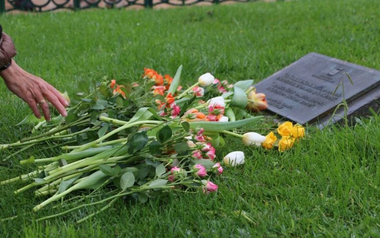 Vista de las flores depositadas por los representantes de los diferentes partidos para conmemorar el Dia de la Memoria.