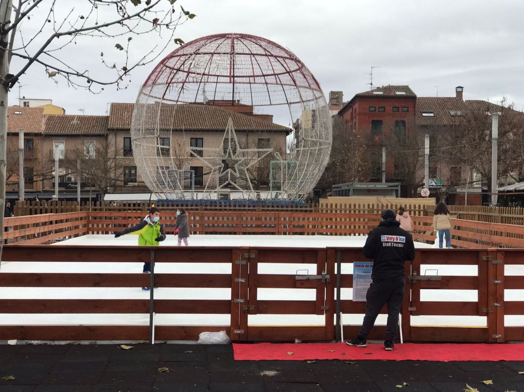 Primeros usuarios de la Pista de Hielo instalada en la Plaza Mayor de Medina del Campo