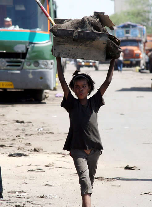 Una niña carga harapos en Jammu, la capital de invierno de la Cachemira india