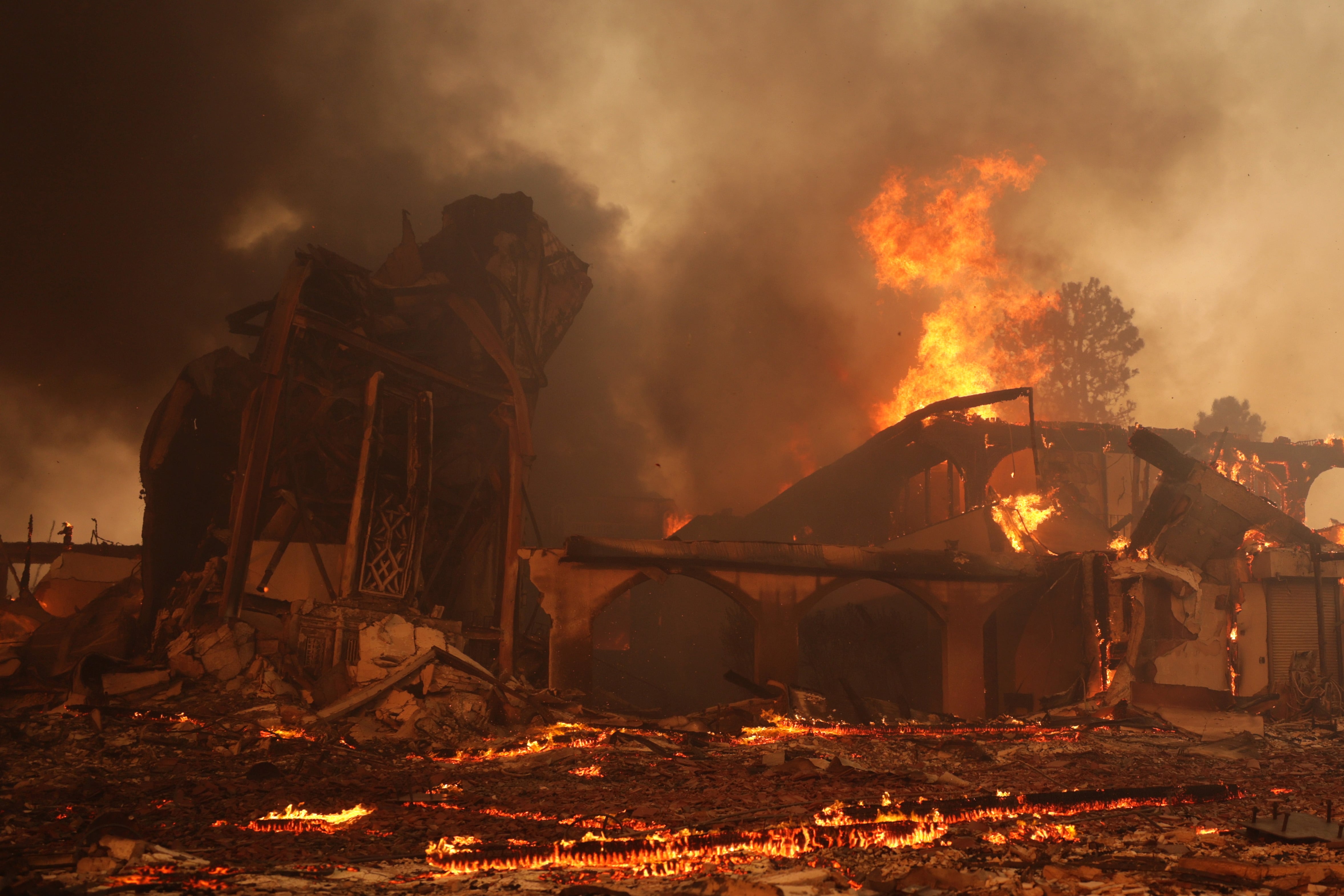 Imagen de una iglesia en llamas en Los Ángeles