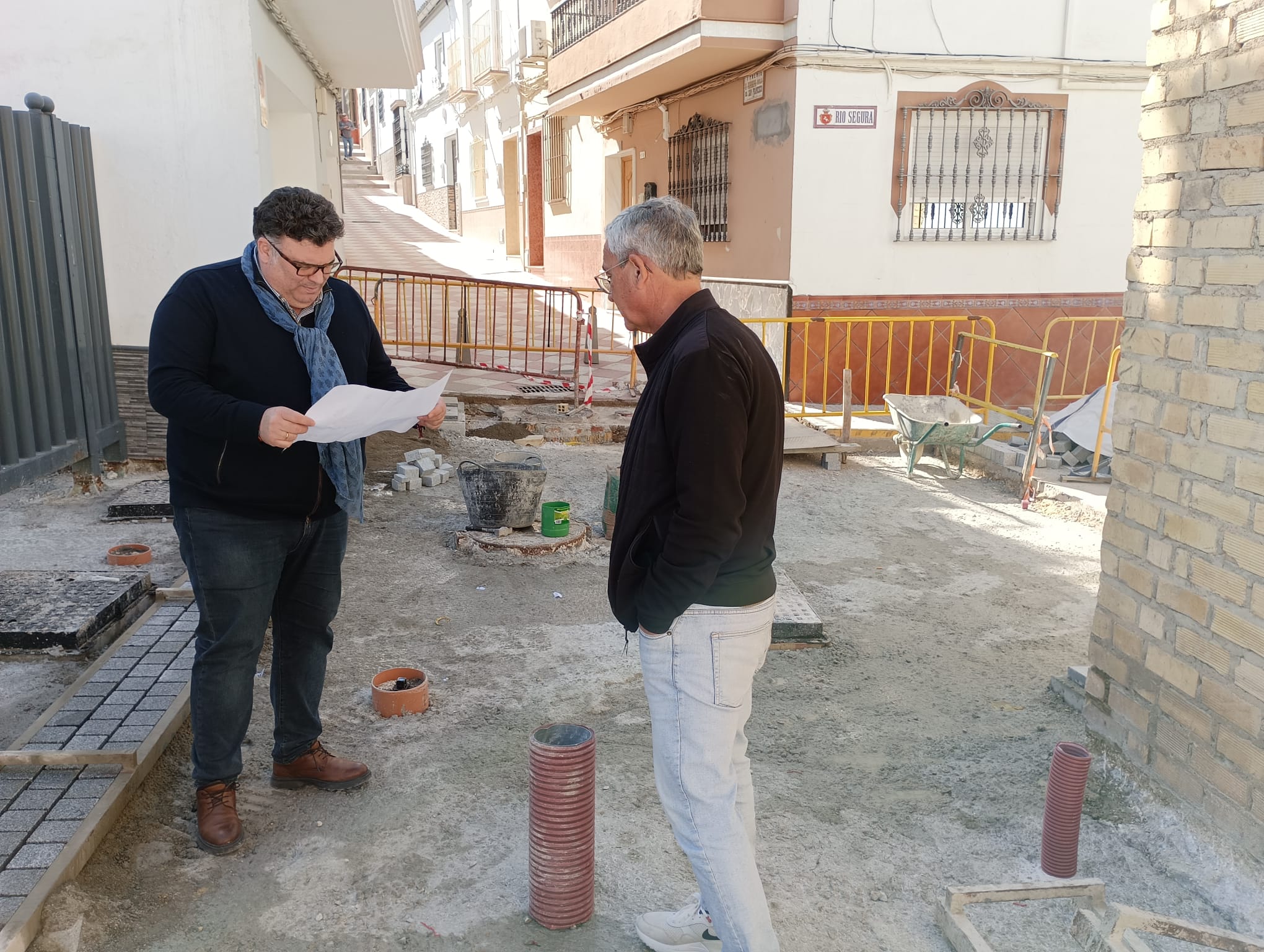 Juan Manuel Rodríguez e Ignacio Cala en las obras de la calle de Las Lavanderas / Radio Morón