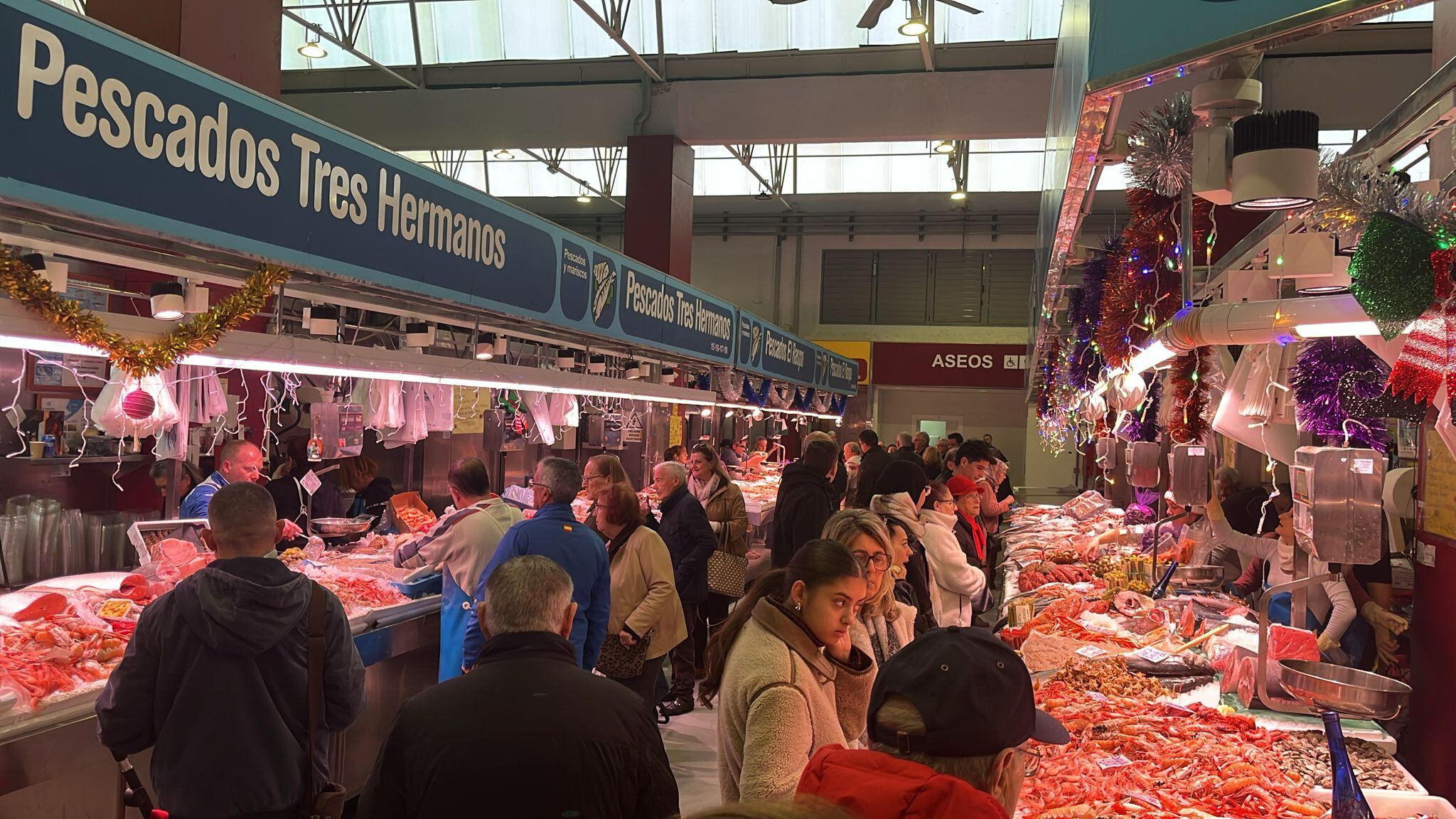 El mercado de Santa Florentina bulle en Nochebuena con miles de cartageneros en busca del mejor marisco