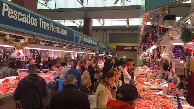 El mercado de Santa Florentina bulle en Nochebuena con miles de cartageneros en busca del mejor marisco