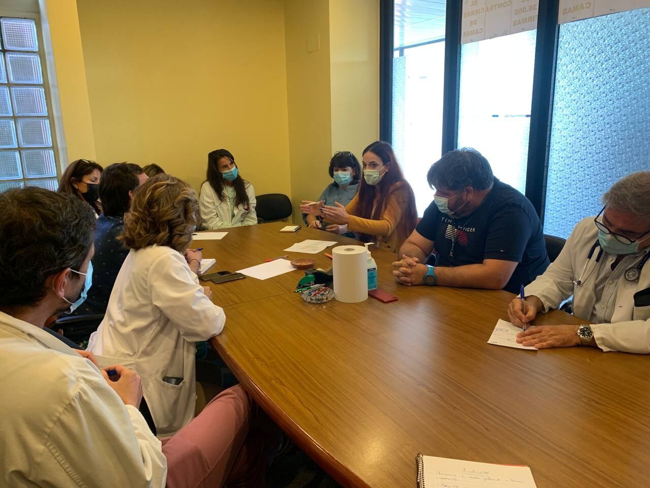 Lorena González durante la reunión con la Junta de personal