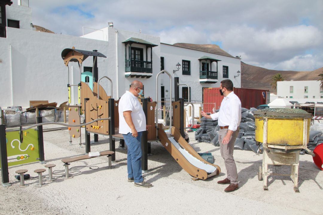 El alcalde, Óscar Noda, y el concejal de Parques, Rubén Arca, en visita de este miércoles a los trabajos de renovación total del parque infantil adjunto a la Plaza de Los Remedios de Yaiza. 