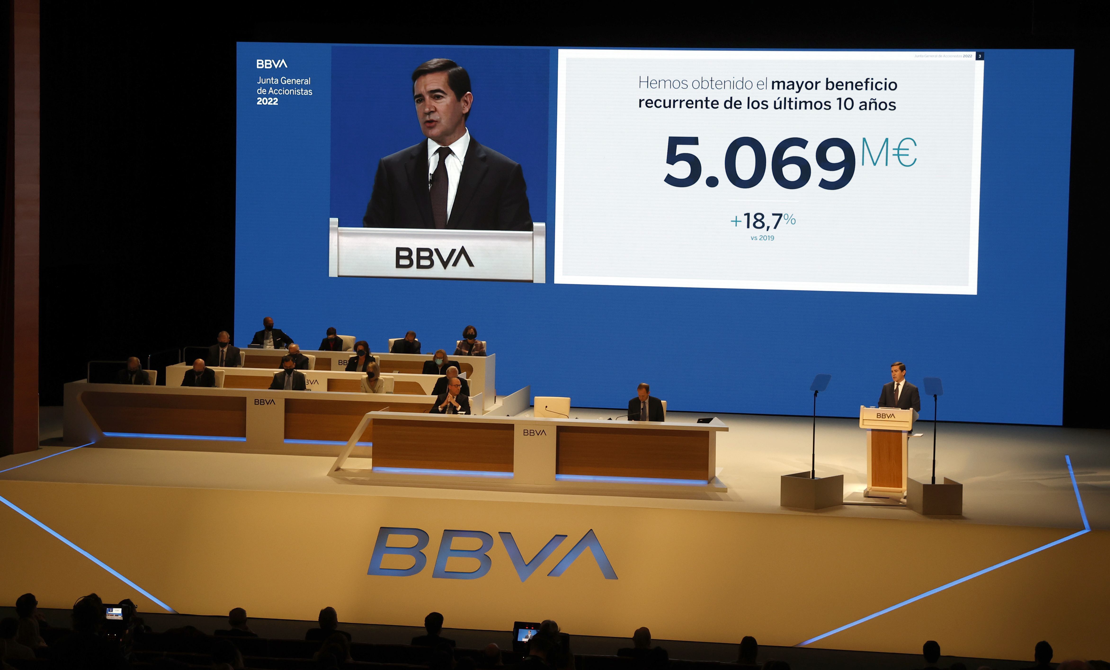 El presidente del BBVA , Carlos Torres, durante su exposición en la junta general de accionistas BBVA, en la que se somete a votación la renovación por un nuevo mandato de tres años de los consejeros ejecutivos Carlos Torres y Onur Genç, presidente y consejero delegado de la entidad, respectivamente. EFE/LUIS TEJIDO