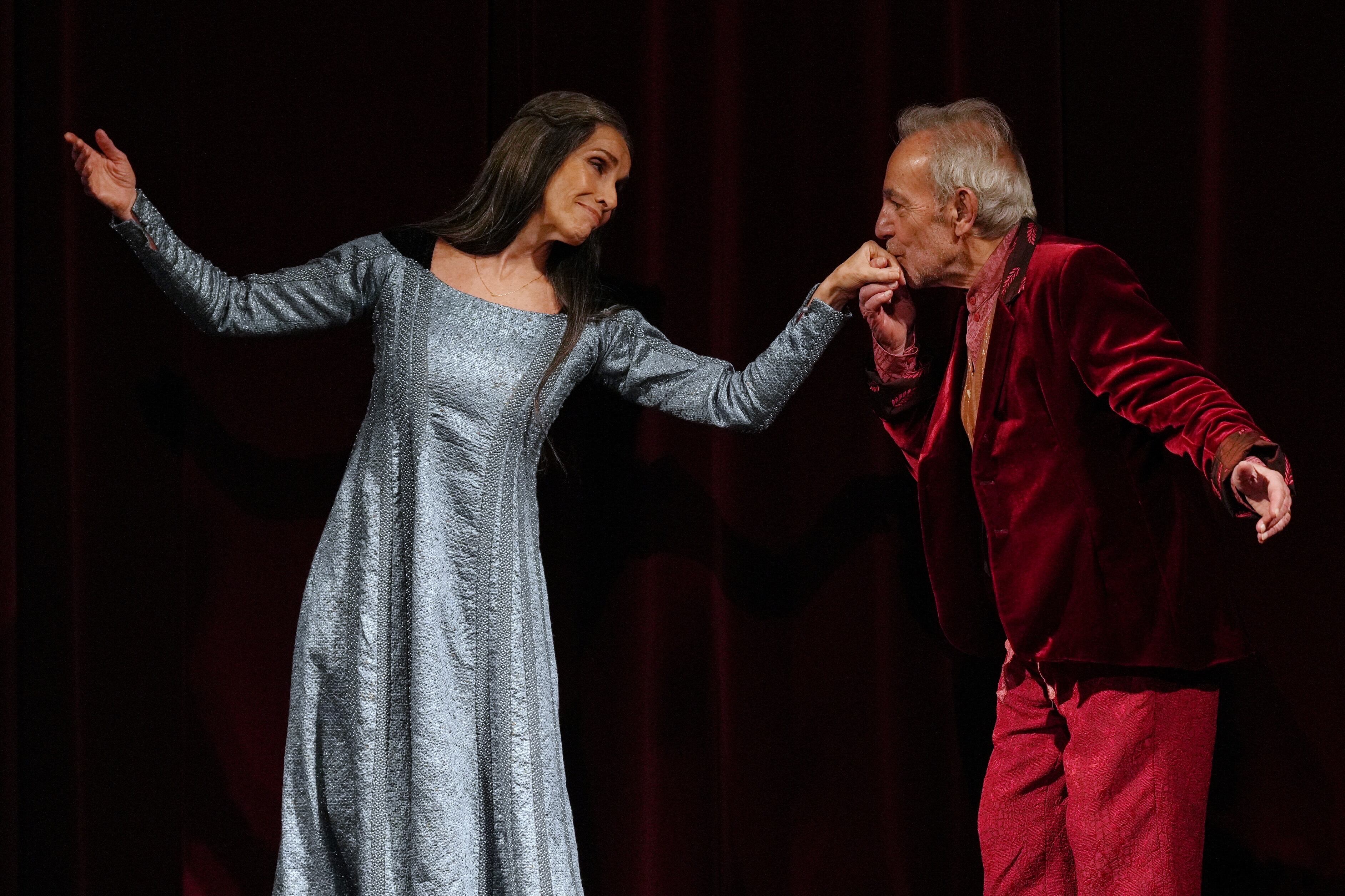 VALLADOLID, 02/03/2023.- Ana Belén y José Luis Gómez (d) durante el pase gráfico del estreno de la adaptación de Romeo y Julieta realizada por Eberhard Petschinka y dirigida por Rafael Sánchez, en Valladolid. EFE/Nacho Gallego