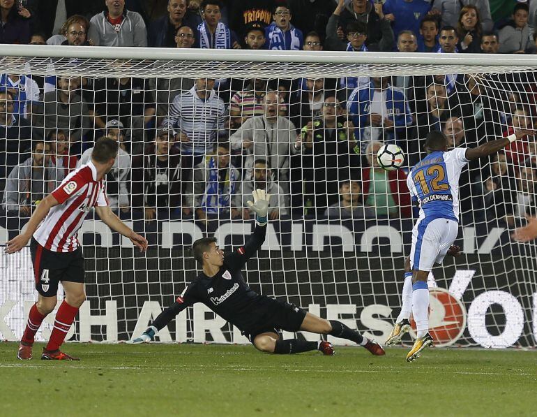 El delantero francés del Leganés Claudio Beauvue marca gol ante el portero del Athletic Kepa Arrizabalaga.