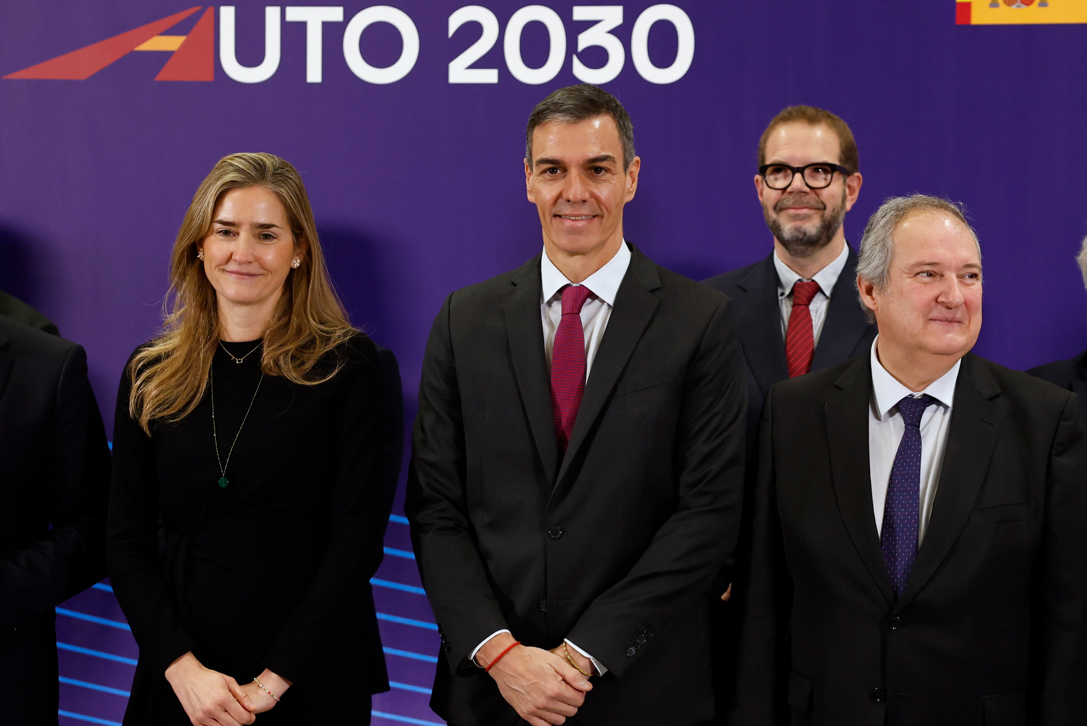El presidente del Gobierno, Pedro Sánchez junto a la vicepresidenta tercera y ministra para la Transición Ecológica y el Reto Demográfico, Sara Aagesen, y el ministro de Industria y Turismo, Jordi Hereu (d), durante la clausura del acto de presentación del Plan España Auto 2030.