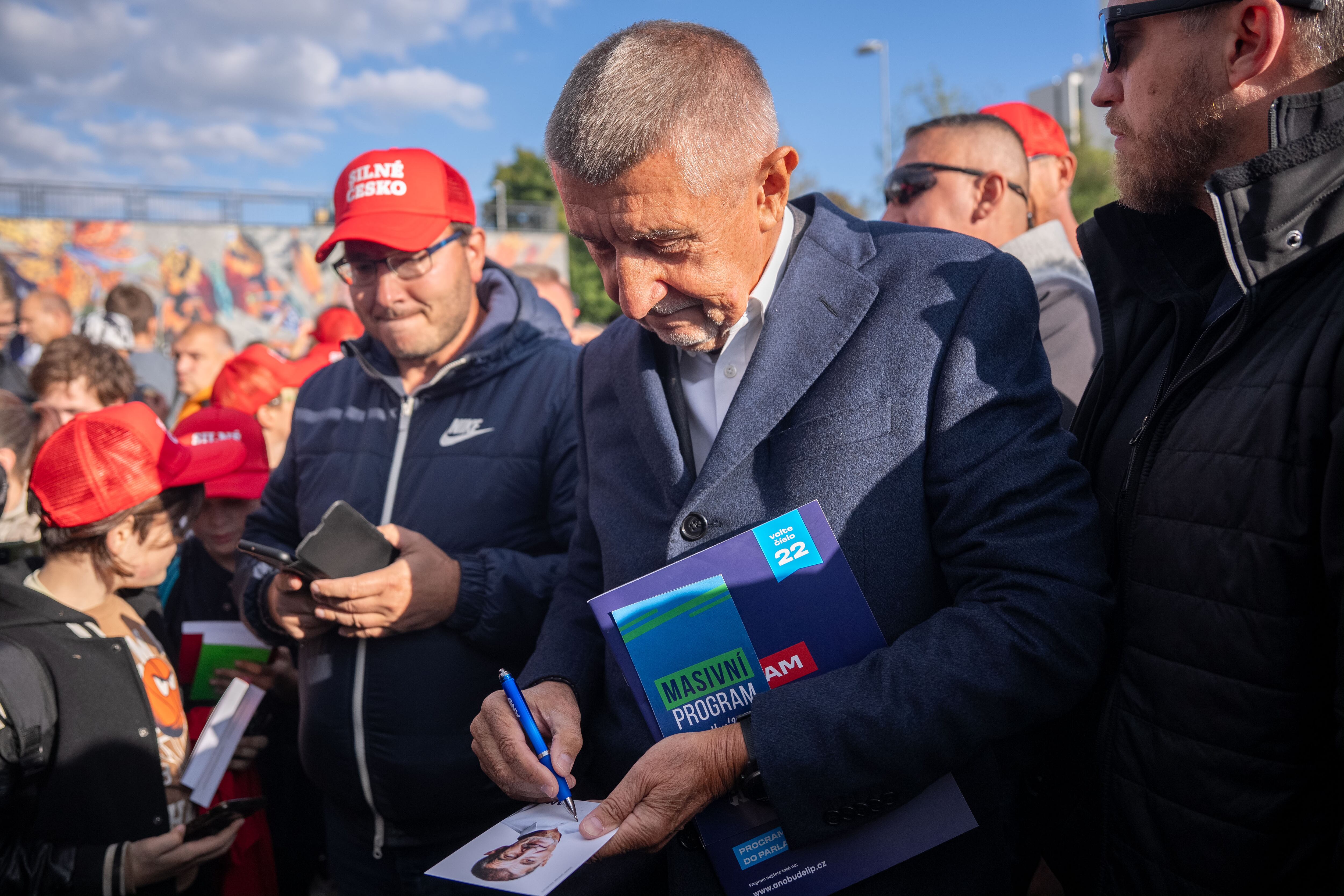 El ex primer ministro Babis hace campaña antes de las elecciones checas