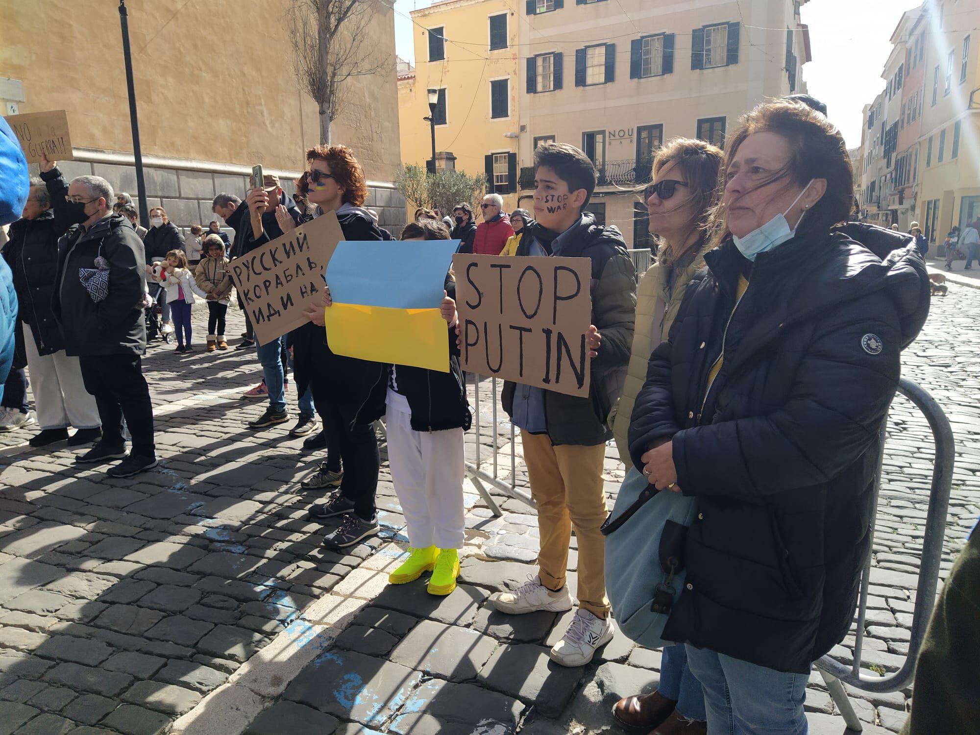 Unes 200 persones entre les que hi havia famílies emigrades des d'Ucraïna s'han concentrat aquest migdia per denunciar la invasió russa.