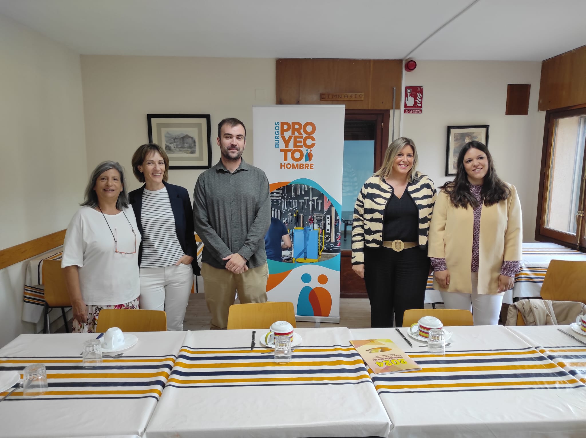 Marta González -segunda por la derecha-, directora de Proyecto Hombre Burgos, junto a varios coordinadores y terapeutas del Centro Terapéutico de San Medel. / Foto: Radio Castilla
